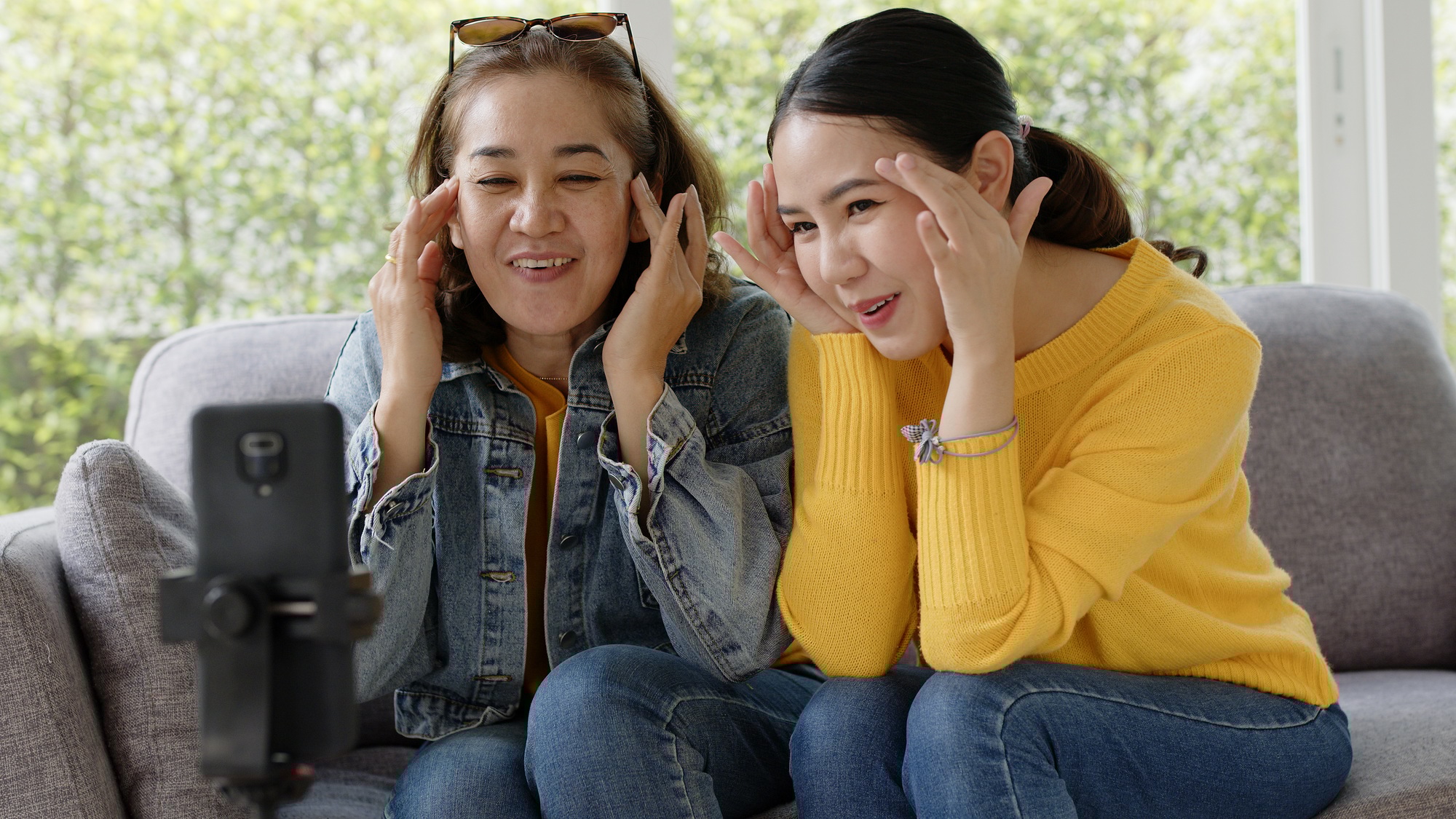 Asia senior parent and girl in Mom day joy play music recording vlog viral shooting